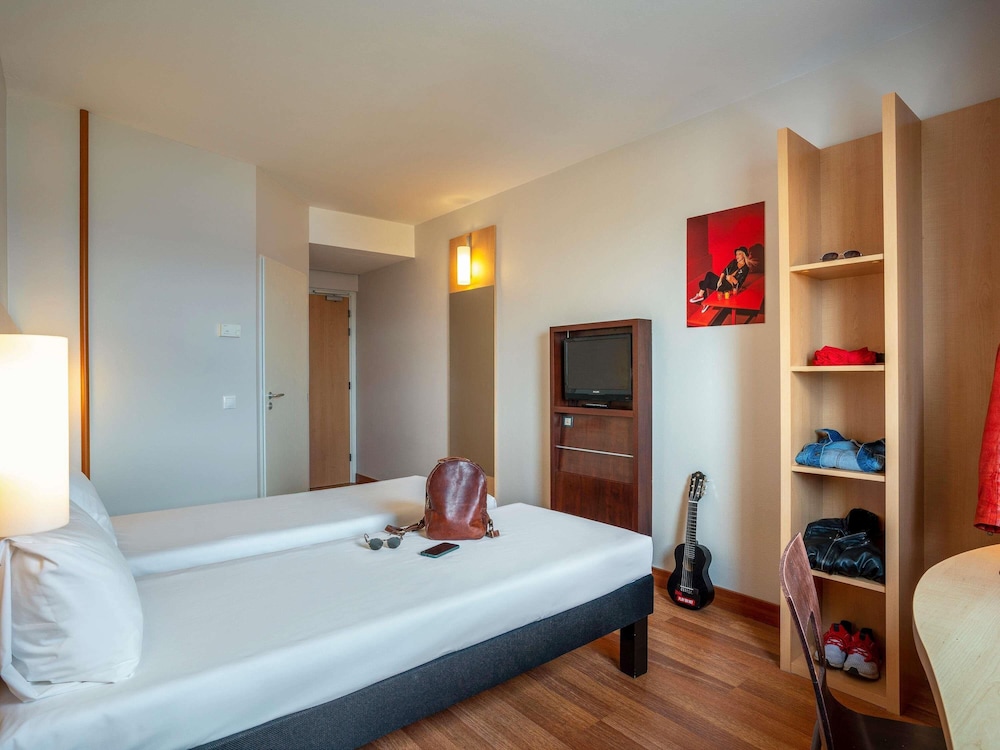 Habitación con 2 camas individuales equipada con la nueva ropa de cama del hotel Ibis Plzen. Foto 3