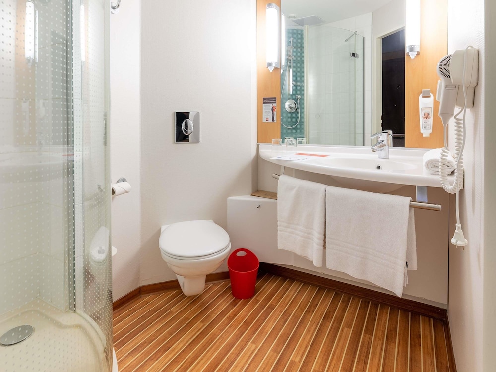 Habitación con 2 camas individuales equipada con la nueva ropa de cama del hotel Ibis Plzen. Foto 4