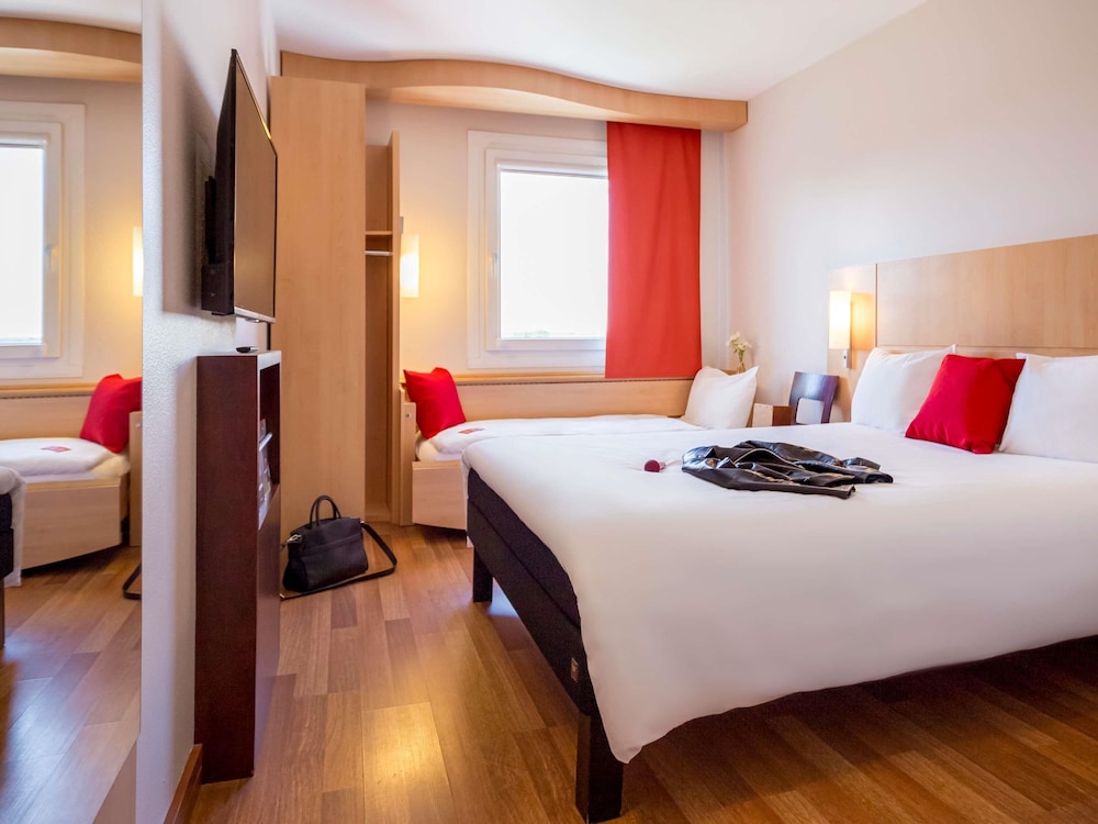 Habitación con 1 cama doble + 1 cama supletoria equipada con la nueva ropa de cama del hotel Ibis Plzen