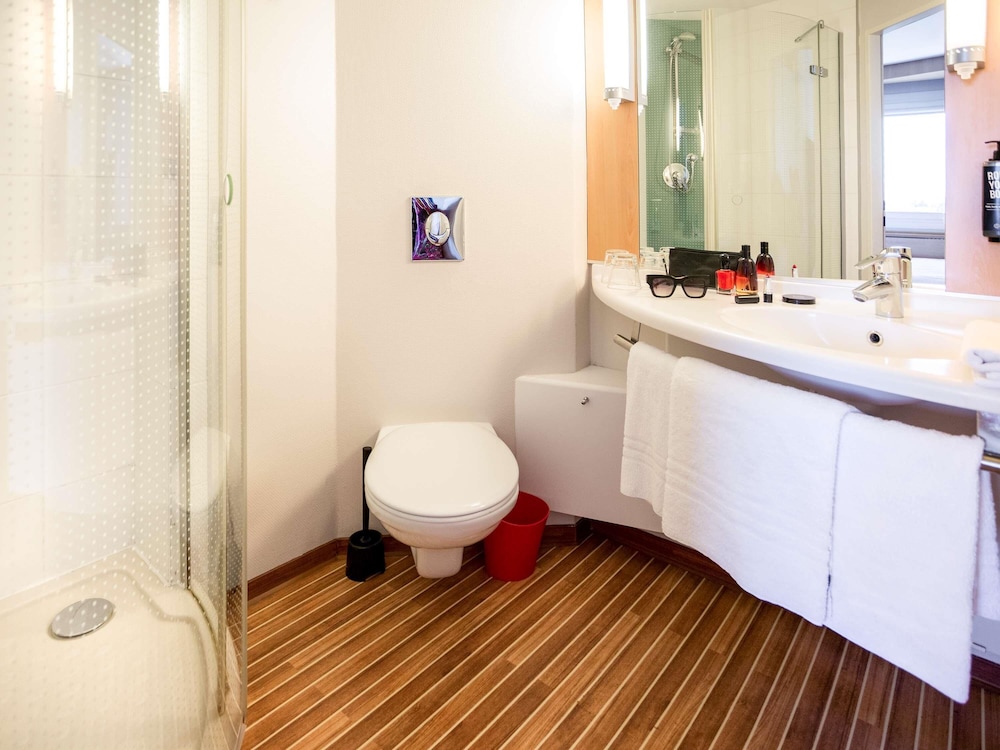 Habitación con 1 cama doble + 1 cama supletoria equipada con la nueva ropa de cama del hotel Ibis Plzen. Foto 3
