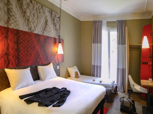 Habitación Triple con 1 cama doble y 1 sofá cama del hotel Ibis Tour Montparnasse 15eme. Foto 2