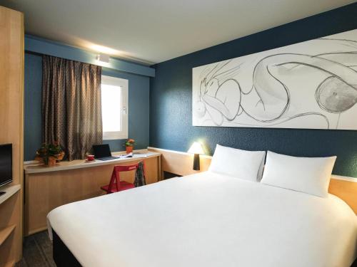 Habitación Estándar con 1 cama doble y 2 camas individuales del hotel Ibis Paris Nord Villepinte Parc Des Expositions. Foto 1