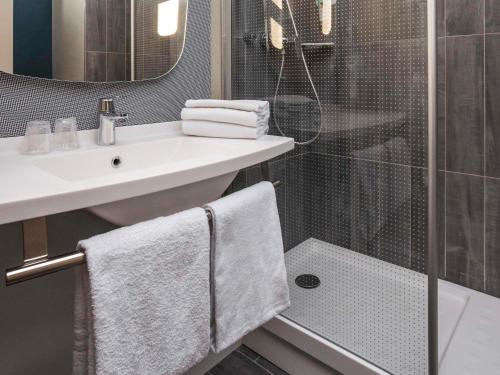 Habitación Estándar con 1 cama doble y 2 camas individuales del hotel Ibis Paris Nord Villepinte Parc Des Expositions. Foto 3