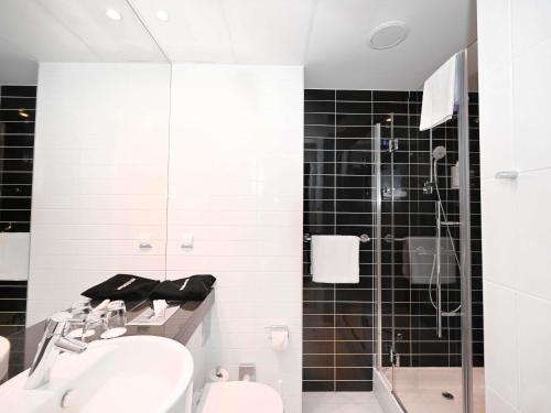 Habitación estándar con una cama doble y sofá del hotel Ibis Styles Warsaw Airport. Foto 6