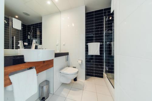 Habitación estándar con una cama doble y sofá del hotel Ibis Styles Warsaw Airport. Foto 9