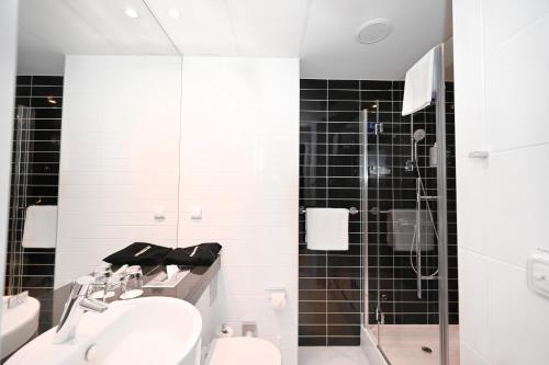 Habitación estándar con una cama doble y sofá del hotel Ibis Styles Warsaw Airport. Foto 14