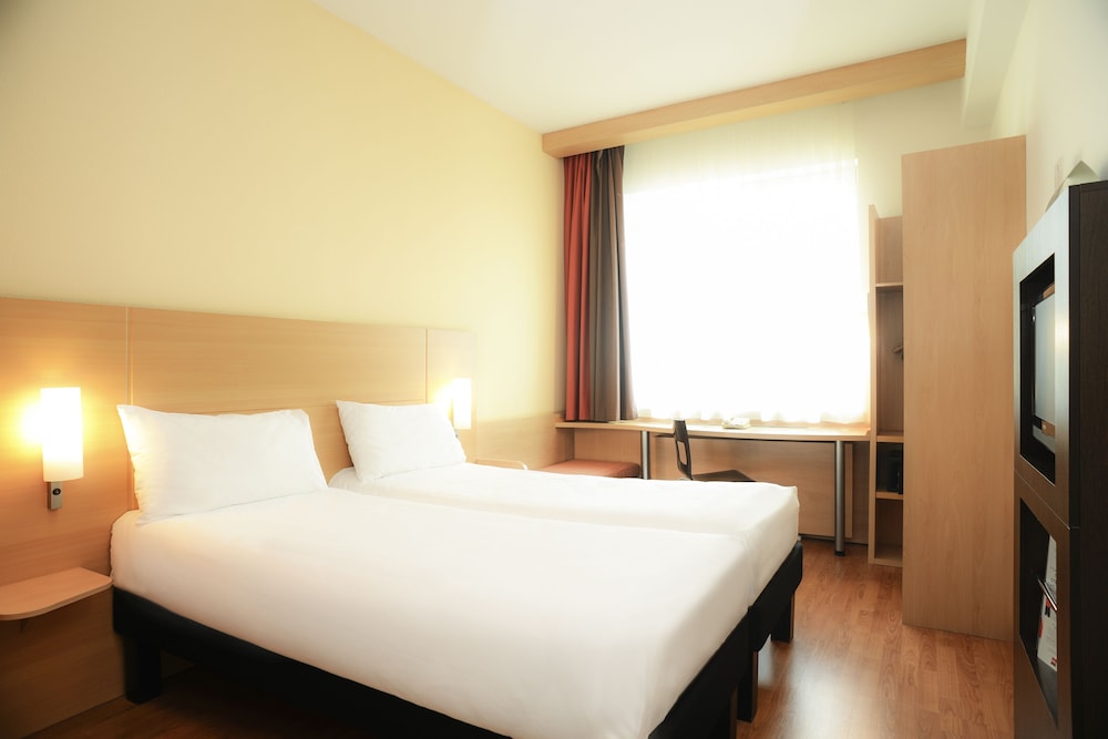 Habitación con dos camas individuales para 1 o 2 personas del hotel Ibis Warszawa Ostrobramska. Foto 1