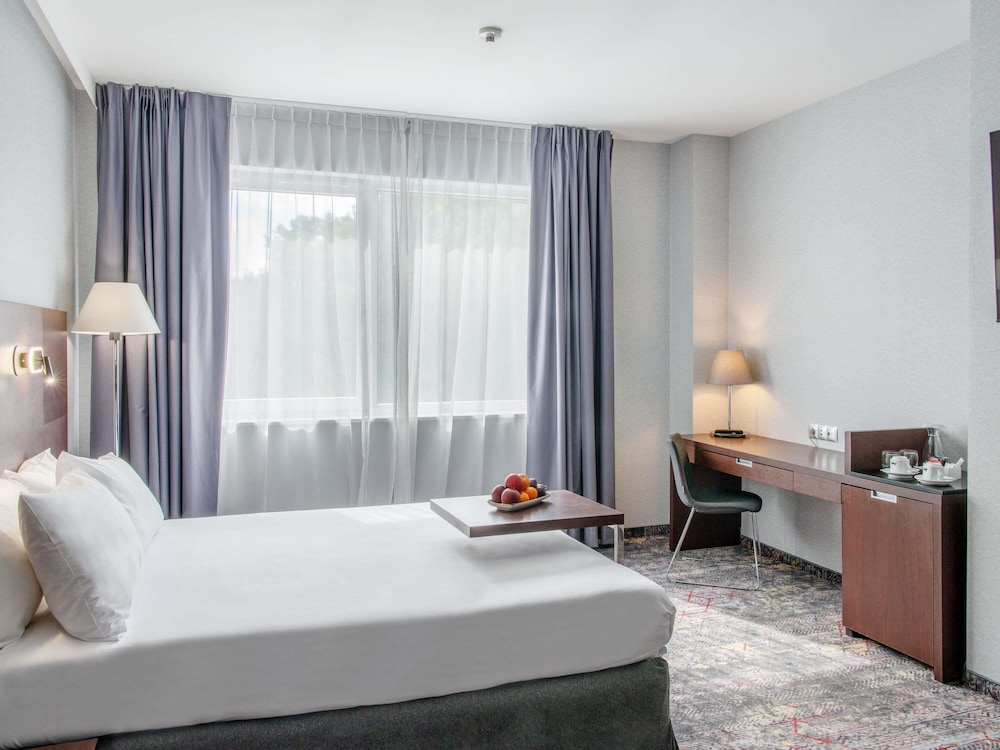 Habitación Classic Plus con cama queen - size para 1 o 2 huéspedes del hotel Mercure Warszawa Airport. Foto 1