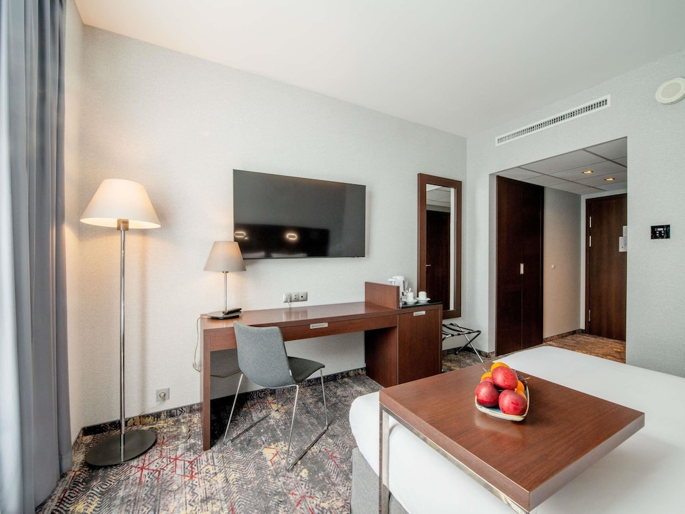Habitación Classic Plus con cama queen - size para 1 o 2 huéspedes del hotel Mercure Warszawa Airport. Foto 3