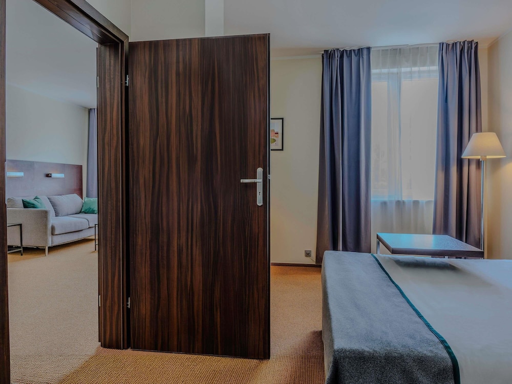 Apartamento Junior Suite con cama queen - size del hotel Mercure Warszawa Airport