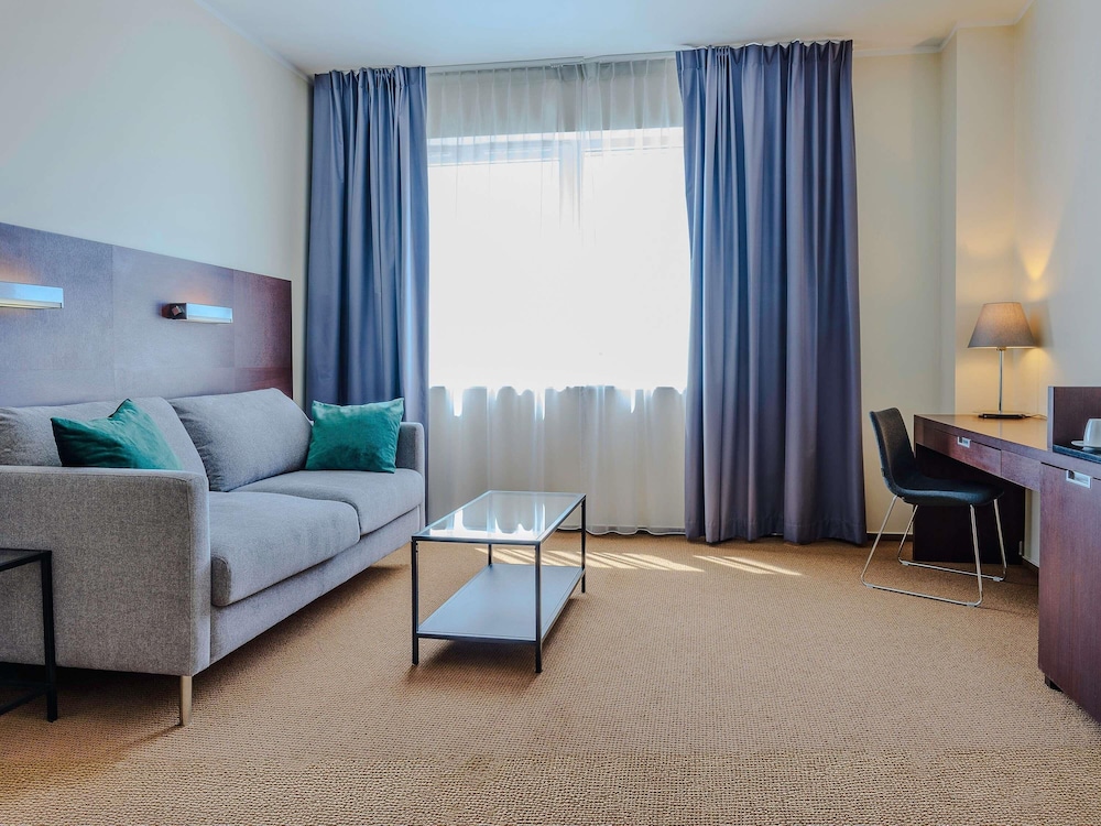 Apartamento Junior Suite con cama queen - size del hotel Mercure Warszawa Airport. Foto 1