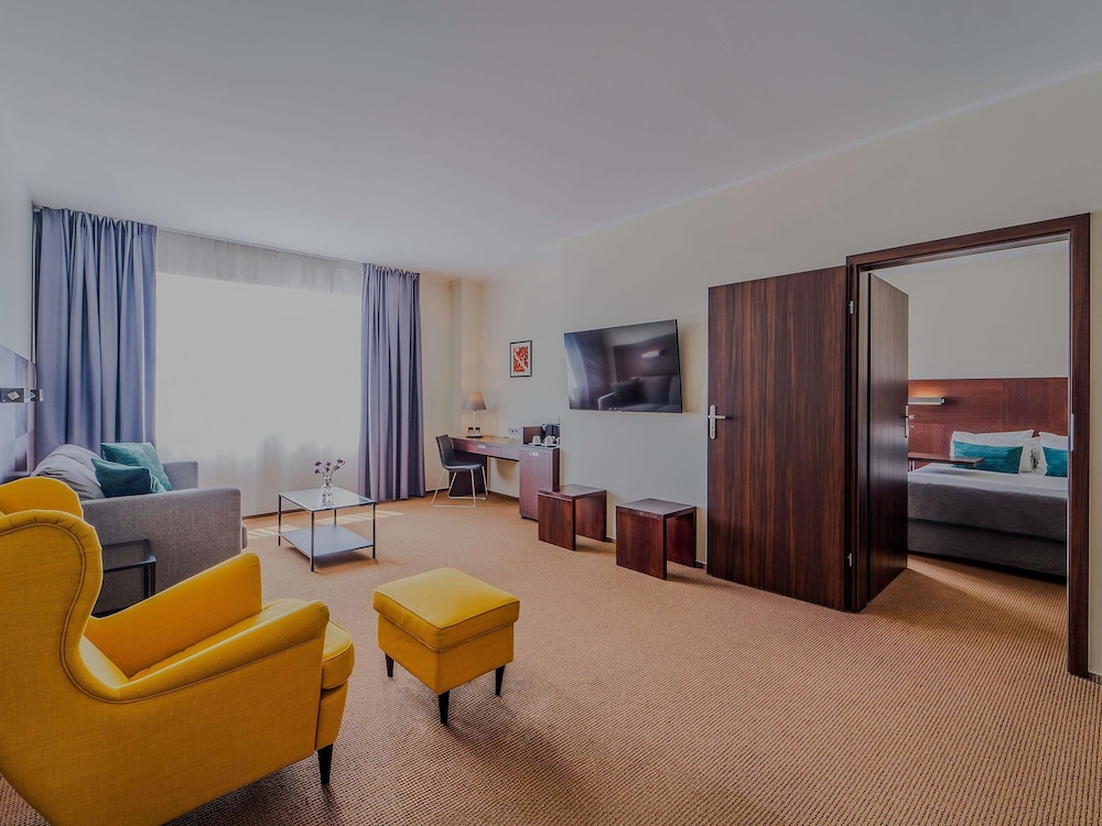 Apartamento Junior Suite con cama queen - size del hotel Mercure Warszawa Airport. Foto 2