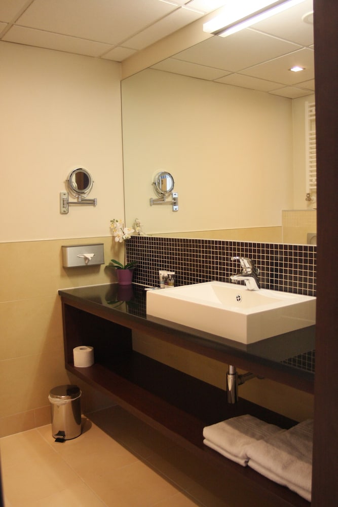 Apartamento Junior Suite con cama queen - size del hotel Mercure Warszawa Airport. Foto 3