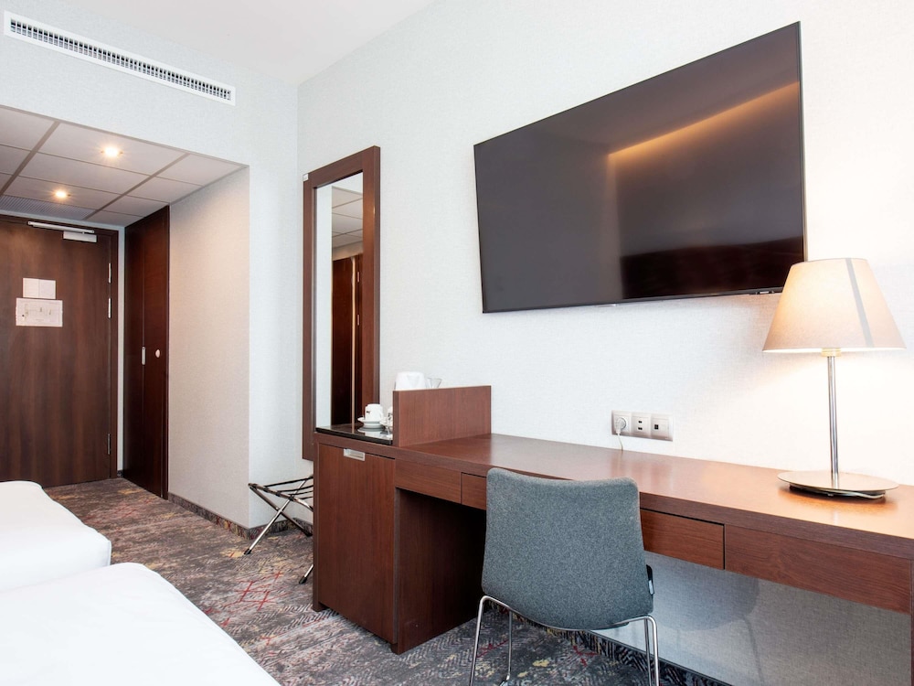 Habitación Classic Plus Twin con 2 camas individuales del hotel Mercure Warszawa Airport. Foto 1