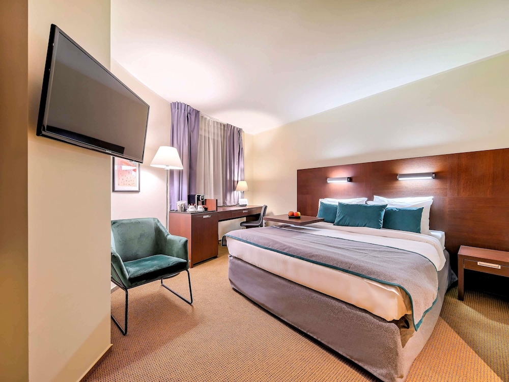 Habitación Classic con cama queen - size para uno o dos huéspedes del hotel Mercure Warszawa Airport. Foto 5