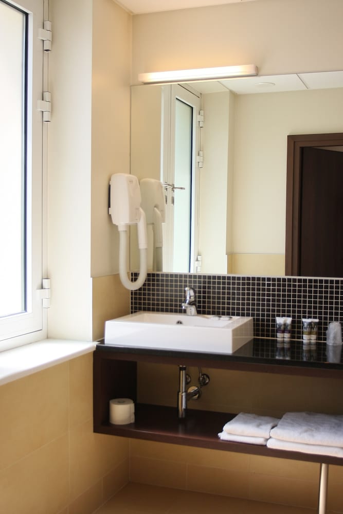 Habitación Classic con cama queen - size para uno o dos huéspedes del hotel Mercure Warszawa Airport. Foto 7