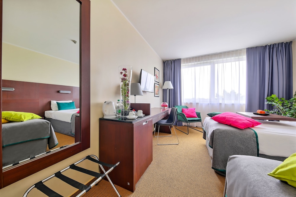 Habitación Classic Twin con 2 camas individuales del hotel Mercure Warszawa Airport. Foto 1