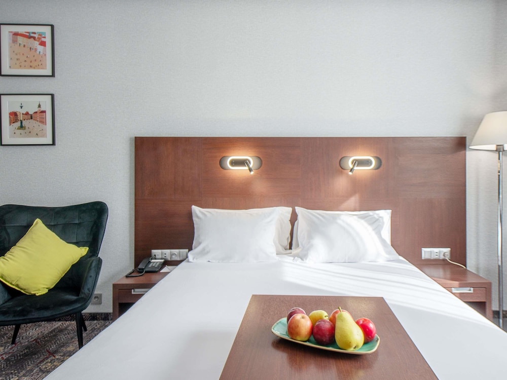 Habitación Classic Familiar con 1 cama grande y sofá, habitación para movilidad reducida del hotel Mercure Warszawa Airport