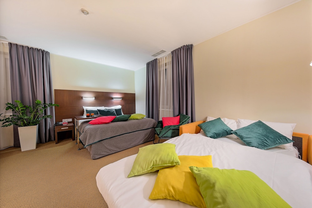 Habitación Classic Familiar con 1 cama grande y sofá, habitación para movilidad reducida del hotel Mercure Warszawa Airport. Foto 1
