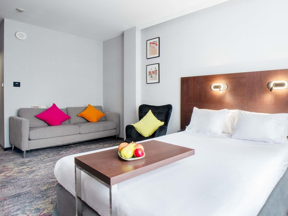 Habitación Classic Familiar con 1 cama grande y sofá, habitación para movilidad reducida del hotel Mercure Warszawa Airport. Foto 5