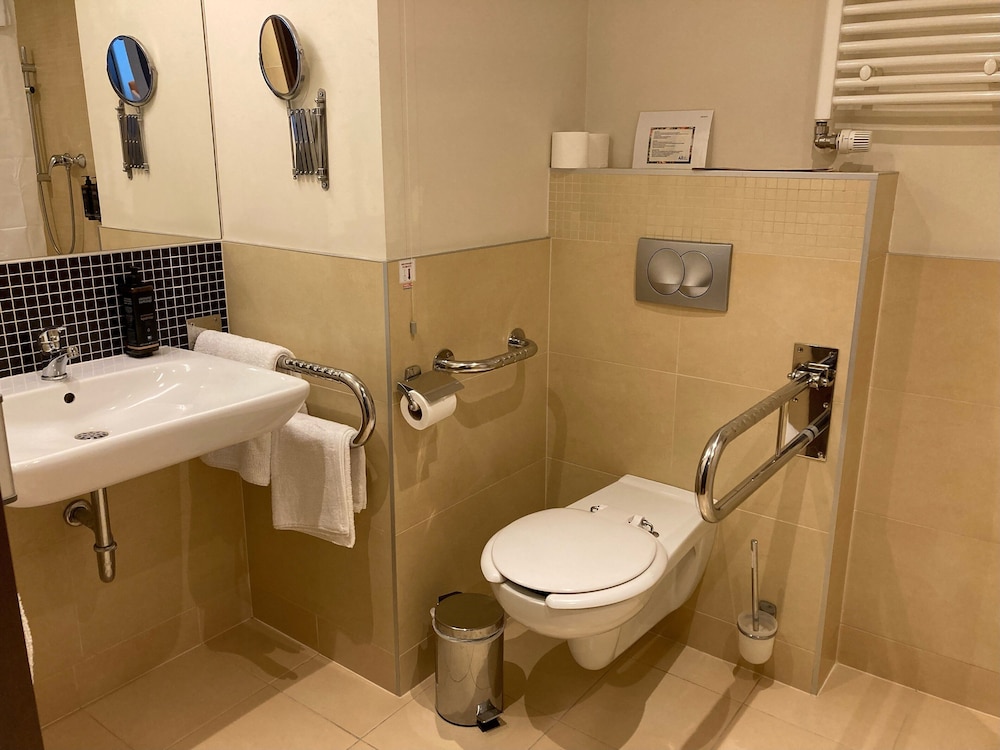 Habitación Classic Familiar con 1 cama grande y sofá, habitación para movilidad reducida del hotel Mercure Warszawa Airport. Foto 10