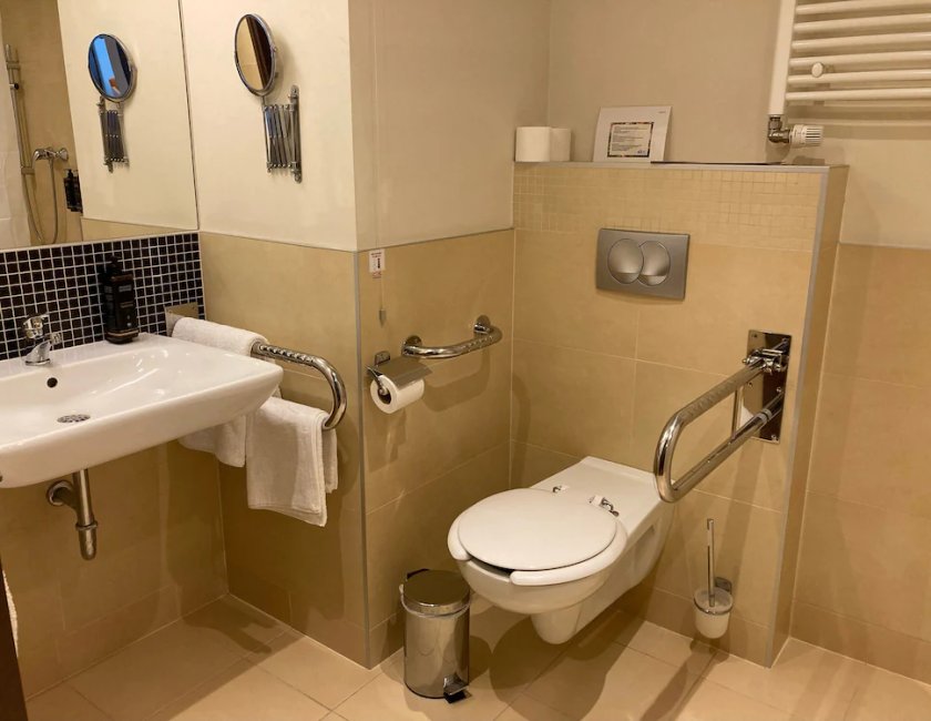Habitación estándar, 1 cama doble con sofá cama, accesible para personas con discapacidad del hotel Mercure Warszawa Airport. Foto 10