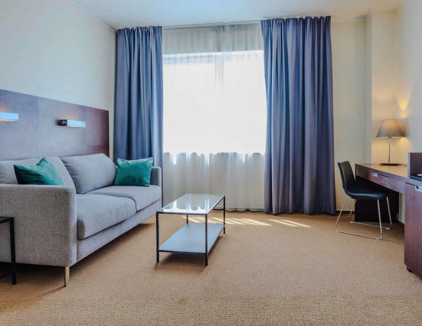 Suite junior, 1 cama de matrimonio (Queen) del hotel Mercure Warszawa Airport. Foto 1