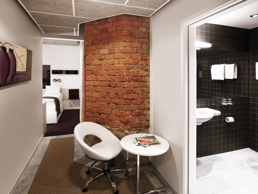Habitación doble tipo cabaña en planta subterránea del hotel Ibis Styles Stockholm Odenplan