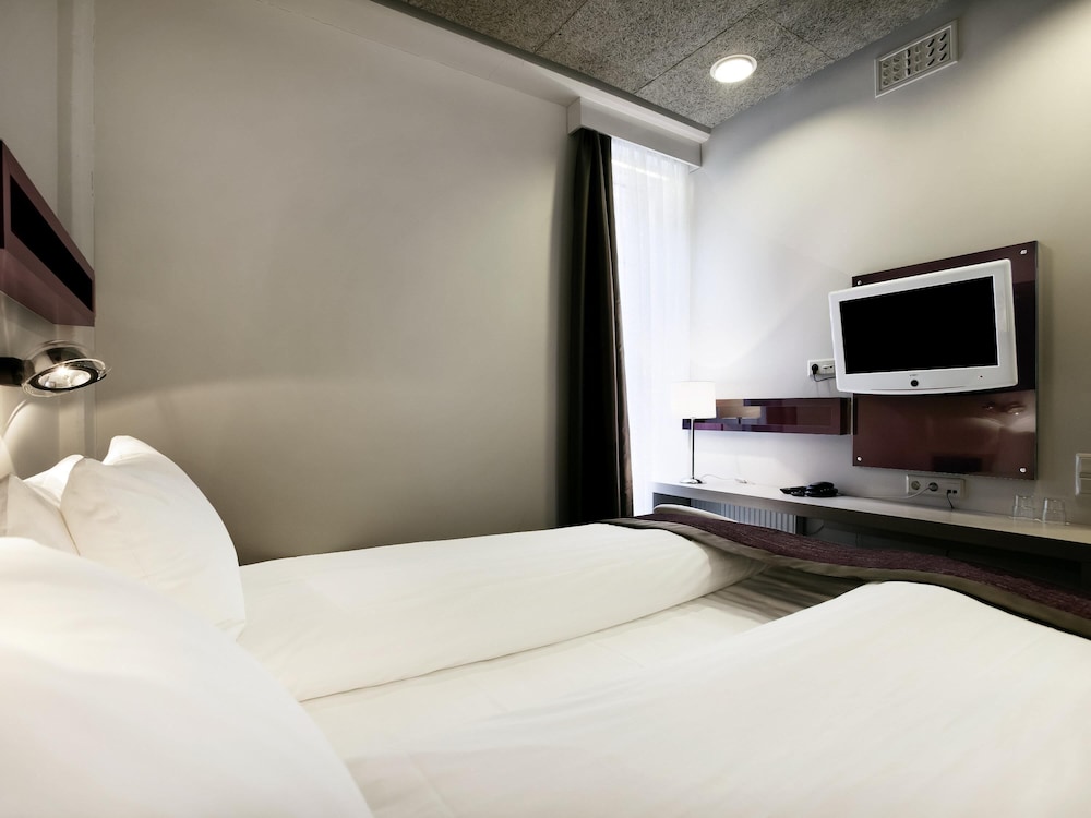 Habitación doble tipo cabaña en planta subterránea del hotel Ibis Styles Stockholm Odenplan. Foto 1