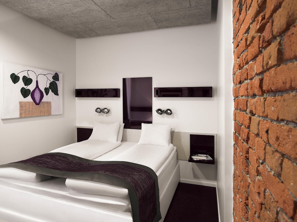 Habitación doble tipo cabaña en planta subterránea del hotel Ibis Styles Stockholm Odenplan. Foto 2