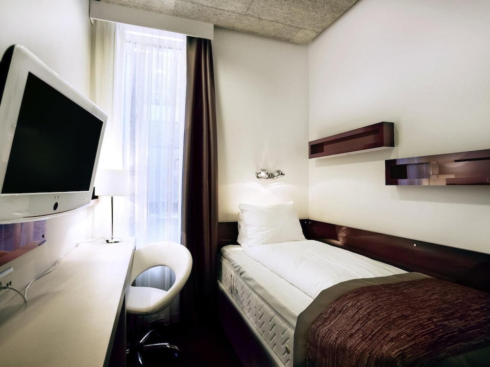 Habitación individual tipo cabaña en planta subterránea del hotel Ibis Styles Stockholm Odenplan. Foto 1