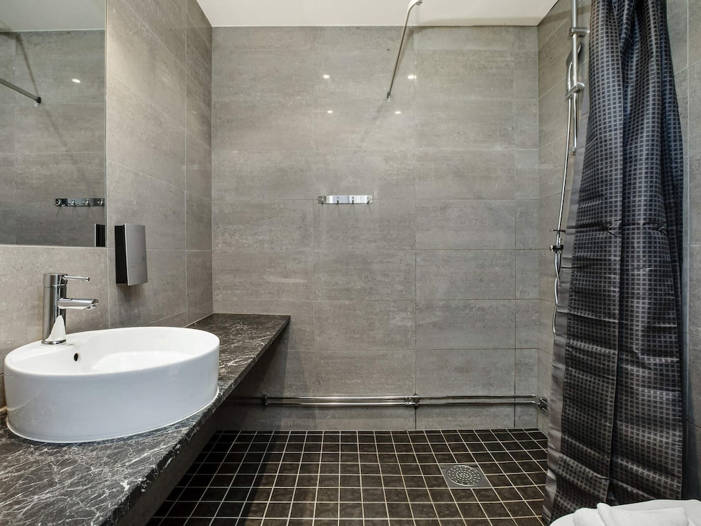 Habitación Triple Estándar del hotel Ibis Styles Stockholm Odenplan. Foto 8