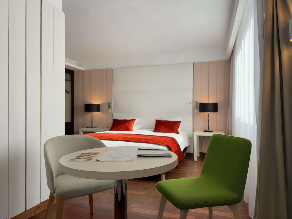 Habitación familiar con 1 cama grande + sofá cama del hotel Mercure Dieppe La Présidence. Foto 3