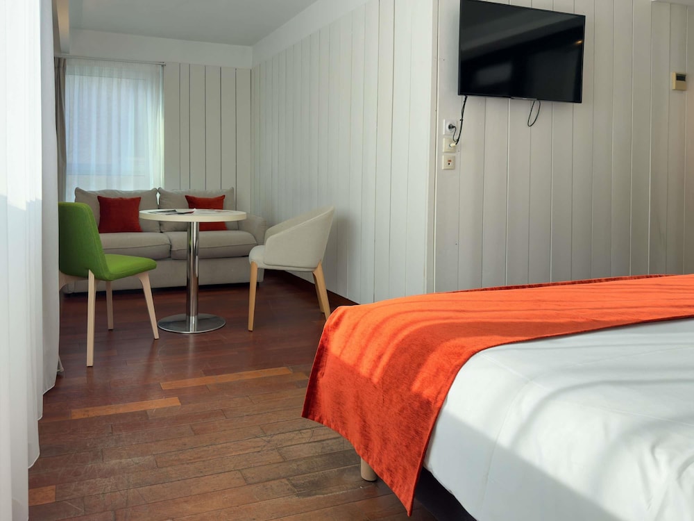 Habitación familiar con 1 cama grande + sofá cama del hotel Mercure Dieppe La Présidence. Foto 4