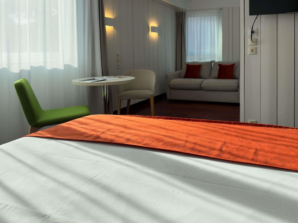 Habitación familiar con 1 cama grande + sofá cama del hotel Mercure Dieppe La Présidence. Foto 6