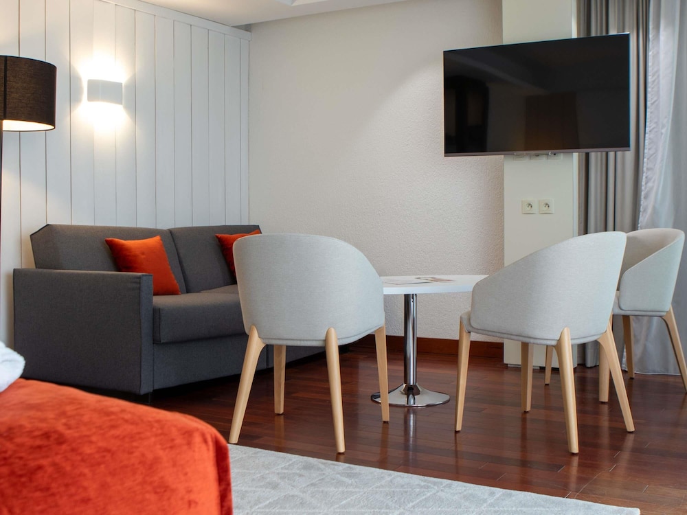 Suite Privilège con 1 cama doble y salón, vistas al mar del hotel Mercure Dieppe La Présidence. Foto 1