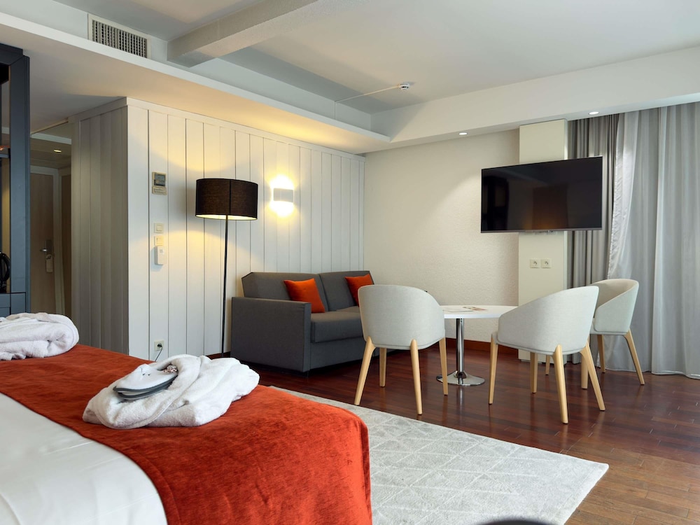 Suite Privilège con 1 cama doble y salón, vistas al mar del hotel Mercure Dieppe La Présidence. Foto 2