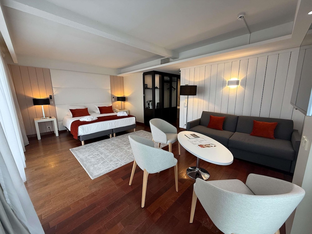 Suite Privilège con 1 cama doble y salón, vistas al mar del hotel Mercure Dieppe La Présidence. Foto 3