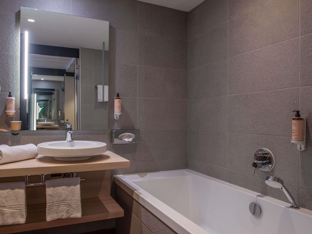 Suite Privilège con 1 cama doble y salón, vistas al mar del hotel Mercure Dieppe La Présidence. Foto 8