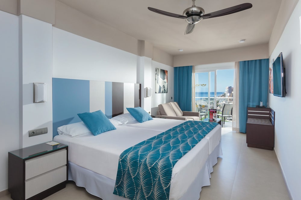 Habitación doble, balcón, vistas parciales al mar del hotel Riu Costa Del Sol All Inclusive