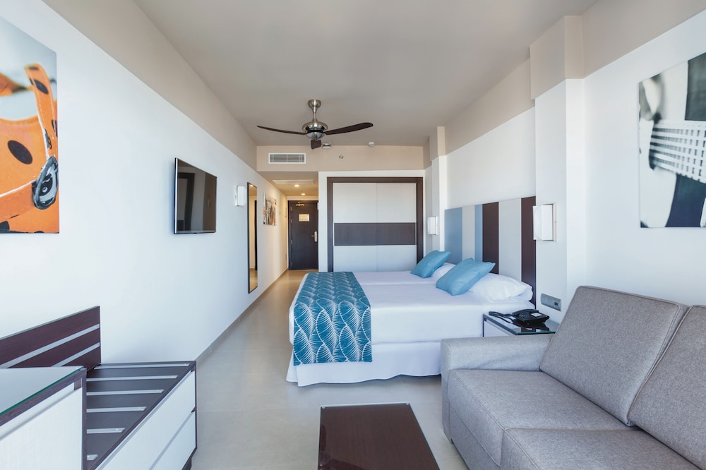 Habitación doble, balcón, vistas parciales al mar del hotel Riu Costa Del Sol All Inclusive. Foto 1