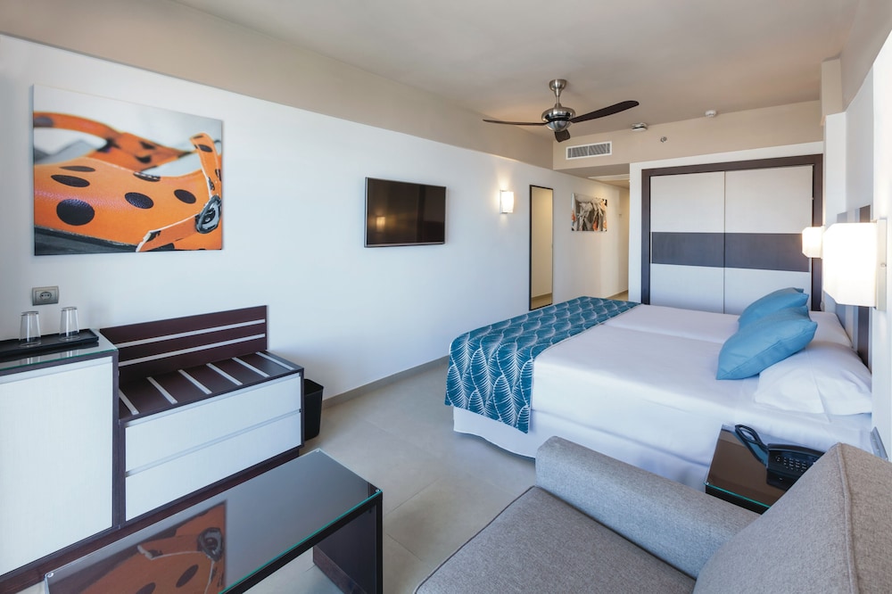 Habitación doble, balcón, vistas parciales al mar del hotel Riu Costa Del Sol All Inclusive. Foto 3