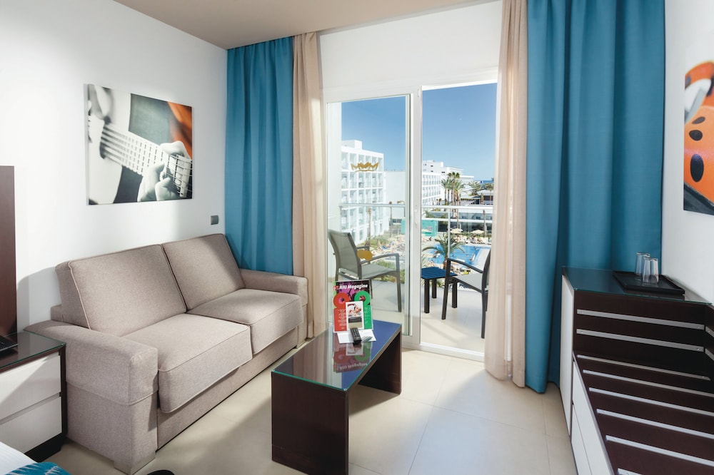 Habitación doble, balcón, vistas parciales al mar (Sofa Bed) del hotel Riu Costa Del Sol All Inclusive. Foto 1
