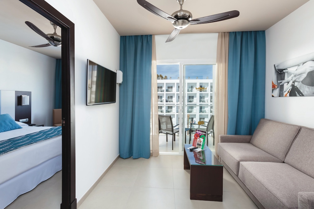 Habitación familiar, balcón del hotel Riu Costa Del Sol All Inclusive