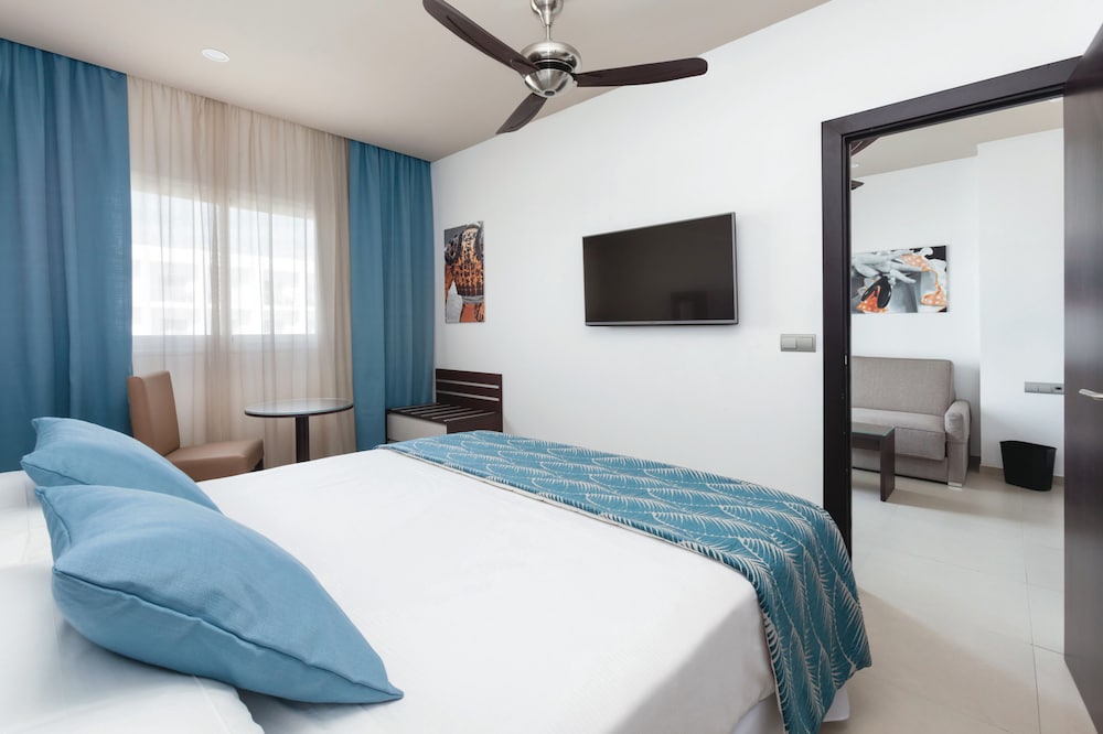 Habitación familiar, balcón del hotel Riu Costa Del Sol All Inclusive. Foto 1