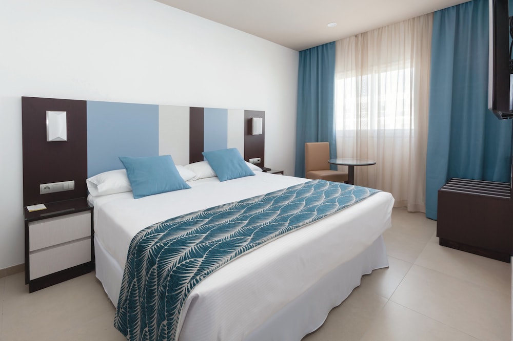 Habitación familiar, balcón del hotel Riu Costa Del Sol All Inclusive. Foto 2