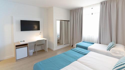 Habitación triple Económica 3 camas individuales Normal del hotel BLUESEA Costa Serena. Foto 1