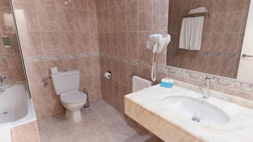 Habitación triple Económica 3 camas individuales Normal del hotel BLUESEA Costa Serena. Foto 3