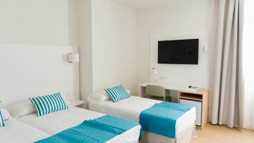 Habitación cuádruple Económica 4 camas individuales Normal del hotel BLUESEA Costa Serena