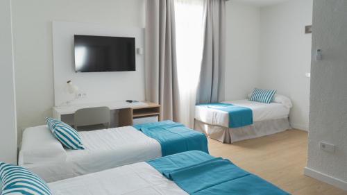 Habitación cuádruple Económica 4 camas individuales Normal del hotel BLUESEA Costa Serena. Foto 1